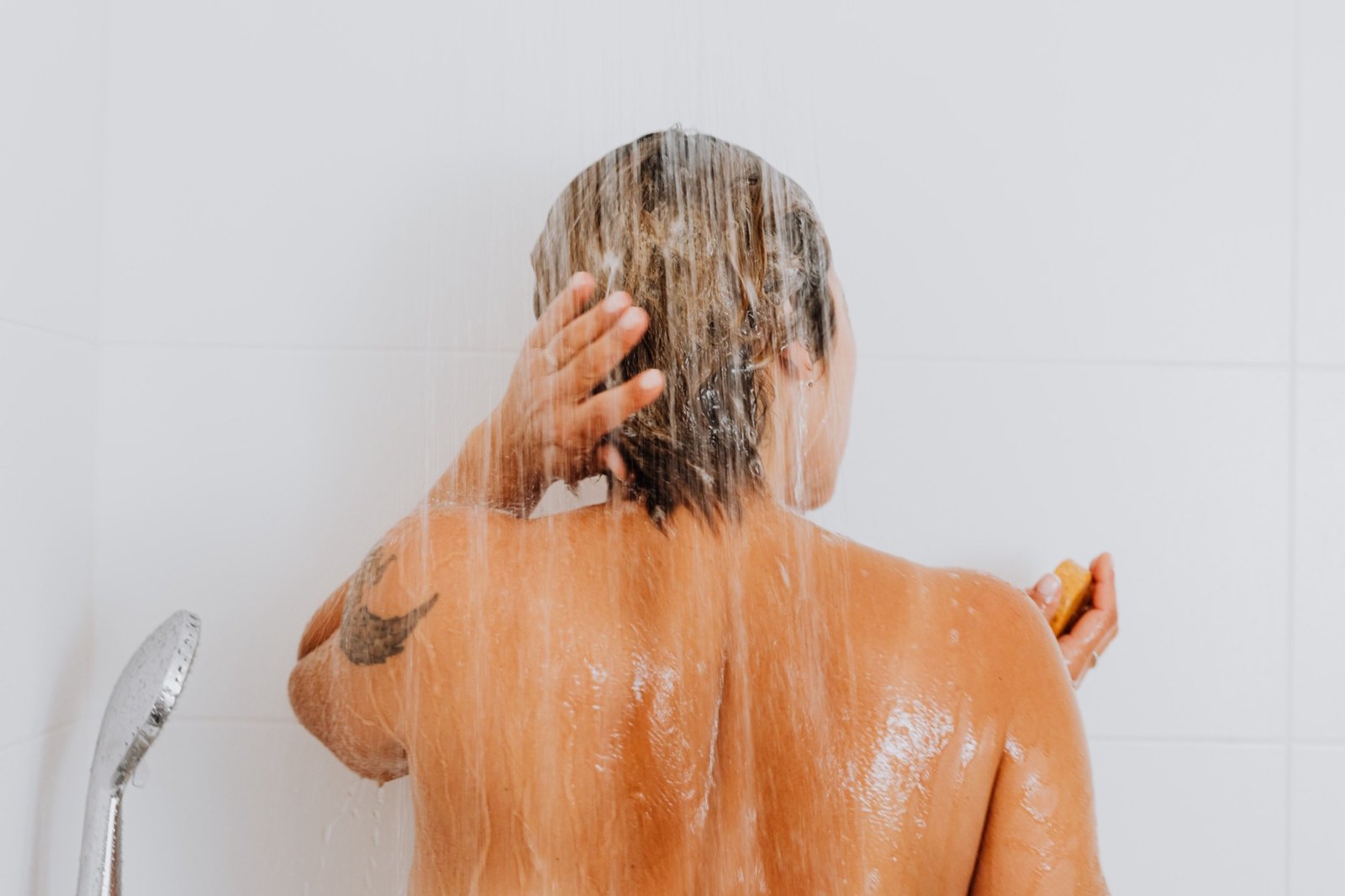 Rinsing hair thoroughly after a scalp treatment application