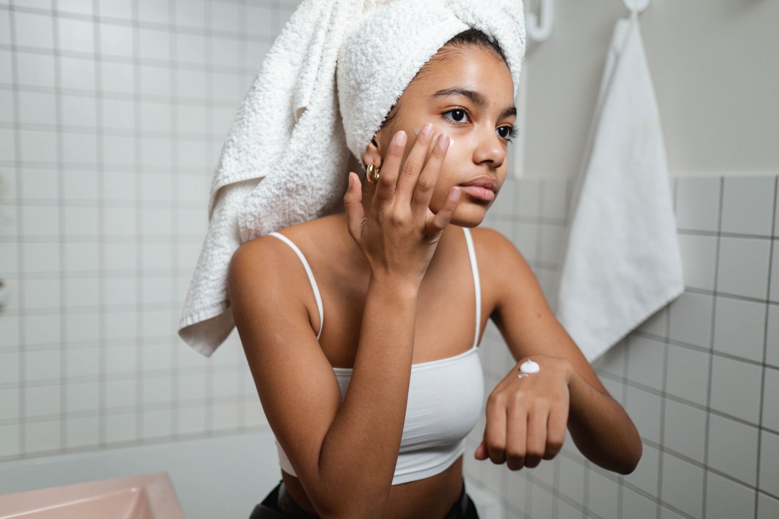 Applying cream after a bath, when skin best absorbs moisture