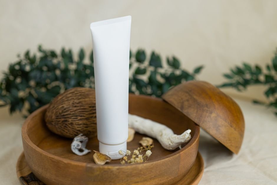 Anti-itch cream tube for hemorrhoid relief