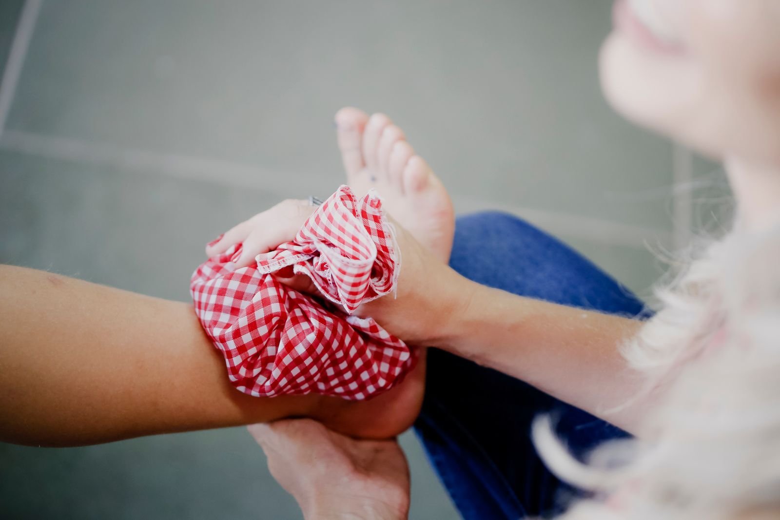 Checkered cold pack held against a limb, a cold compress that can reduce swelling unlike hemorrhoid wipes