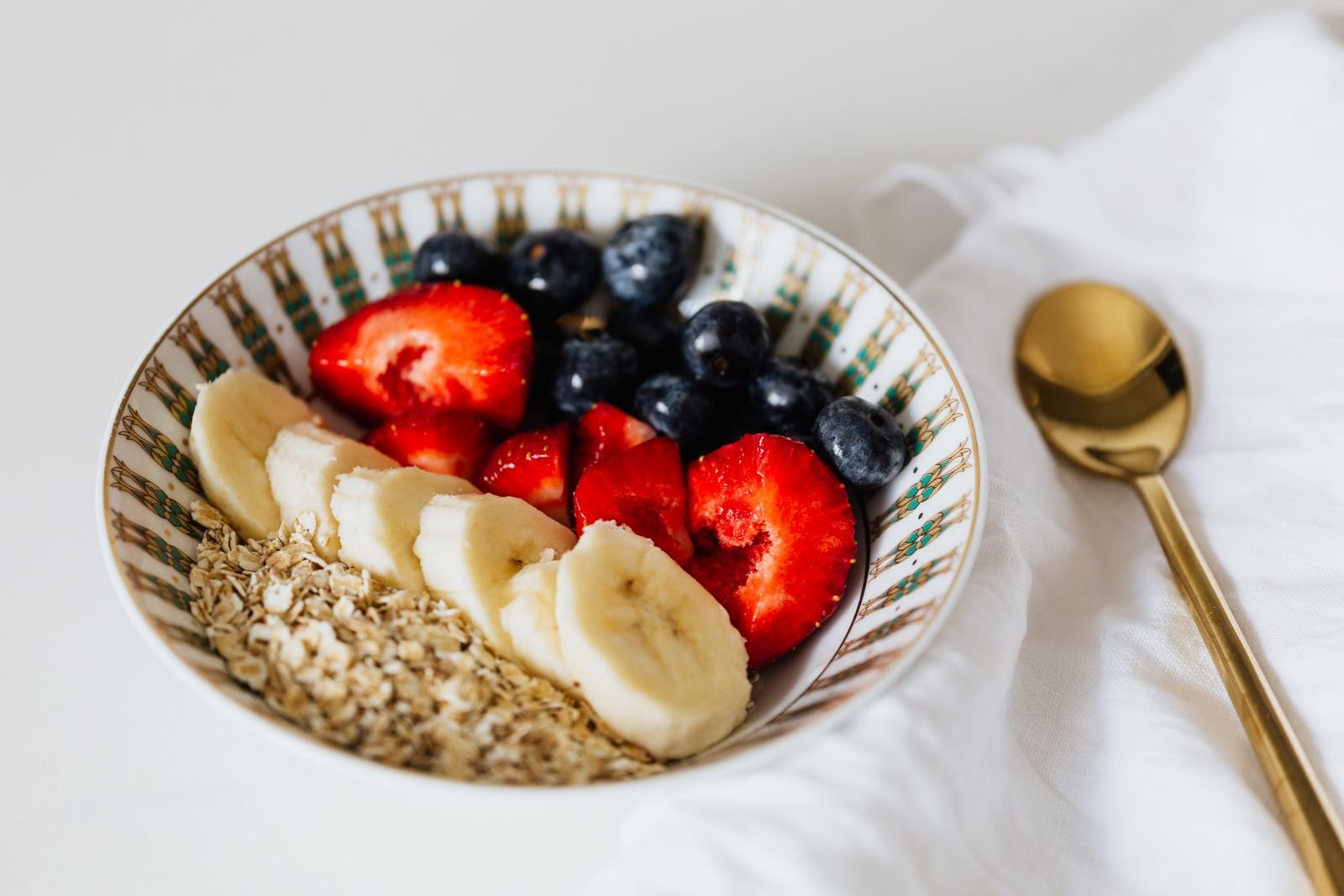Bowl of oatmeal with berries and banana, a high fiber breakfast that matters more than asking does Preparation H get rid of hemorrhoids