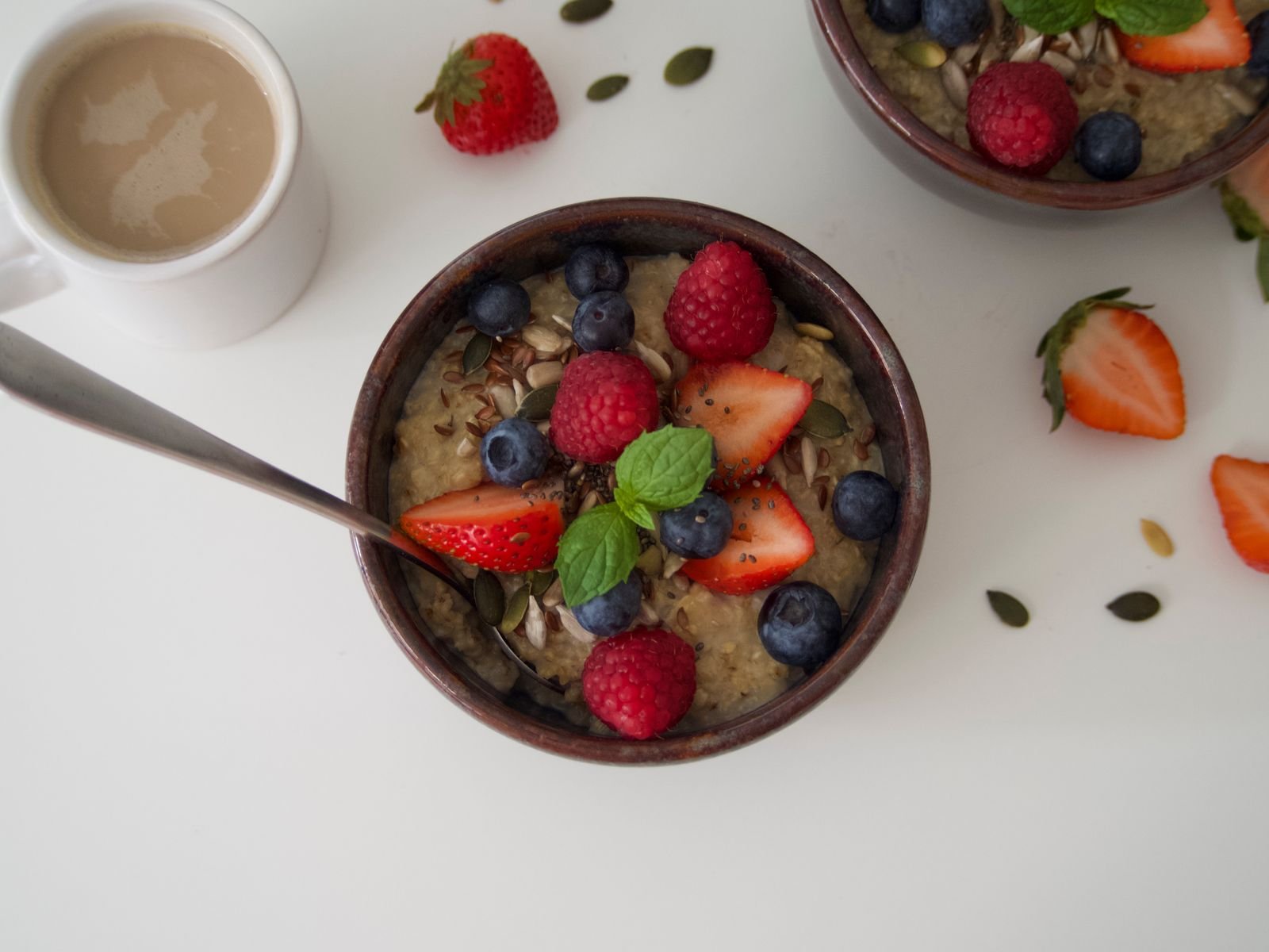 Bowl of oatmeal topped with fresh berries, a fiber-rich breakfast that matters for how long external hemorrhoids last